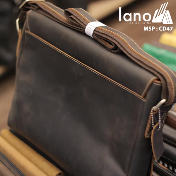 Túi Da Nam Đeo Chéo Đựng Macbook 13 inch mặt sau