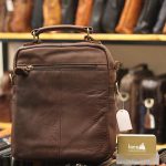 Túi da đeo chéo nam Lano lịch lãm cuốn hút KT105 nâu - mặt sau