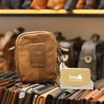 Túi da Lano đeo chéo nam giá rẻ KT109 vàng bò - mặt sau