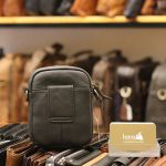 Túi da Lano đeo chéo nam giá rẻ KT109 đen - mặt sau