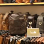 Túi da Lano đeo chéo nam giá rẻ KT109 nâu - mặt sau