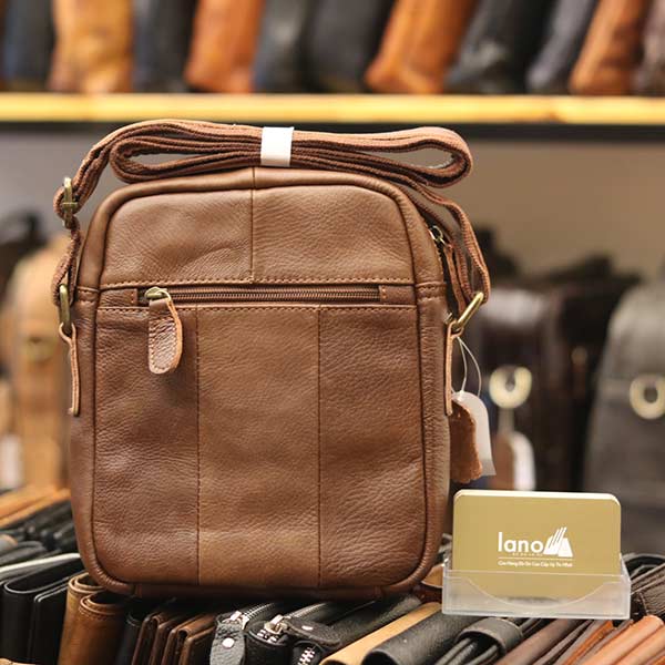 Túi da nam đeo chéo giá rẻ Lano sang trọng thời trang KT106 nâu - mặt sau