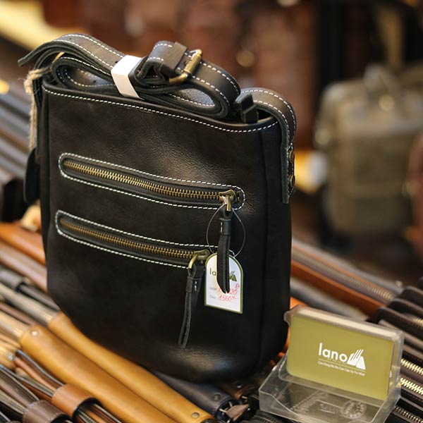 Túi da nam đeo chéo Lano thời trang đọc lạ KT120 màu đen góc nghiêng