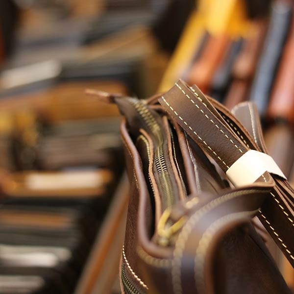 Túi da nam đeo chéo Lano thời trang đọc lạ KT120 góc nghiêng kéo khóa