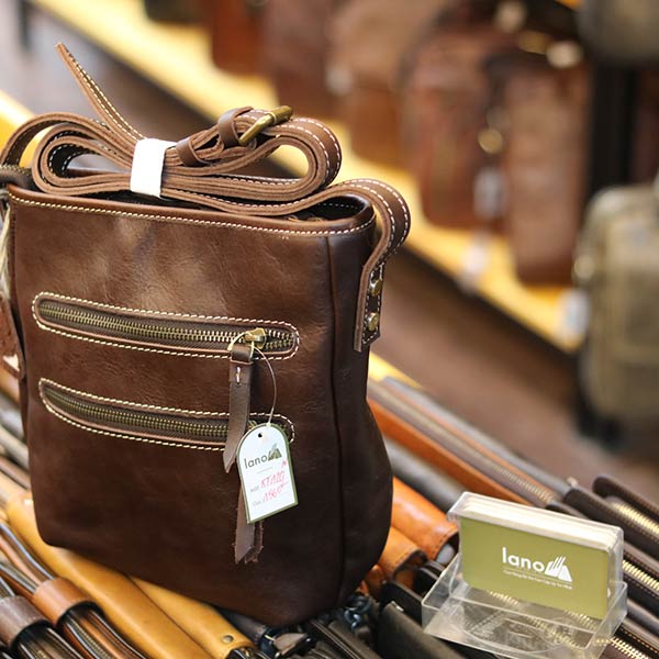 Túi da nam đeo chéo Lano thời trang đọc lạ KT120 góc nghiêng