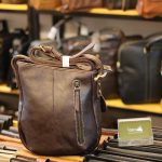 Túi da nam đeo chéo Lano thời trang đọc lạ KT120 mặt sau