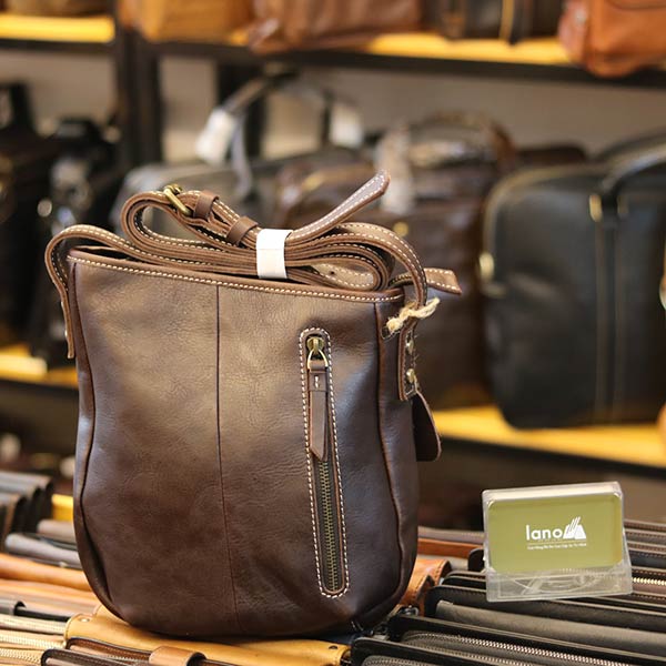 Túi da nam đeo chéo Lano thời trang đọc lạ KT120 mặt sau