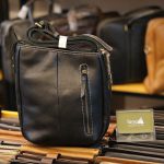 Túi da nam đeo chéo Lano thời trang đọc lạ KT120 màu đen mặt sau