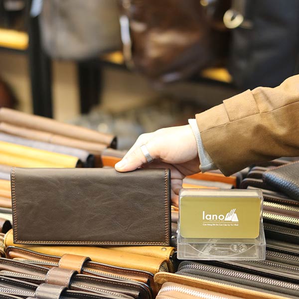 Ví da nam cầm tay Lano mẫu mới 2019 thời trang sang trọng VCTN065 màu nâu mặt sau