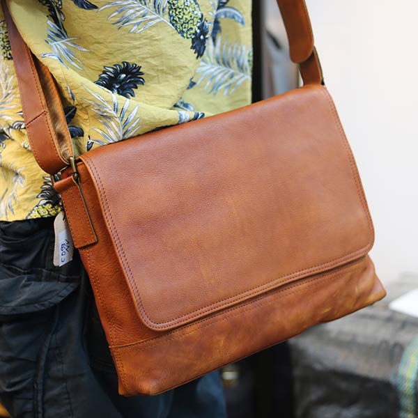 Cặp nam đeo chéo cao cấp da bò thật CD93Cặp nam đeo chéo cao cấp da bò thật CD93