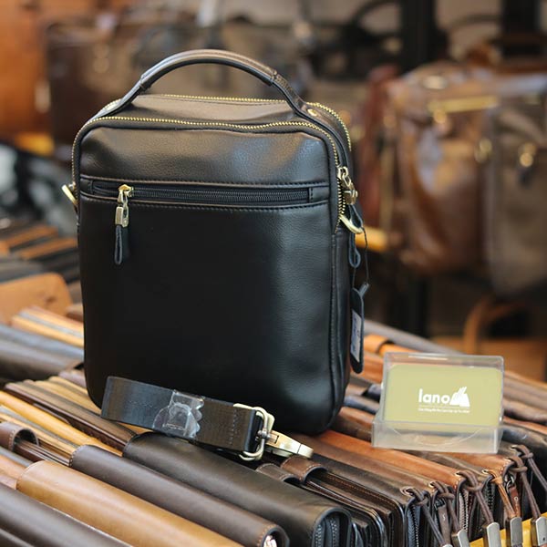 Túi đeo chéo nam có tay xách thời trang Lano cao cấp KT145 mặt sau