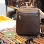 Túi đeo chéo nam có tay xách thời trang Lano cao cấp KT145 mặt sau