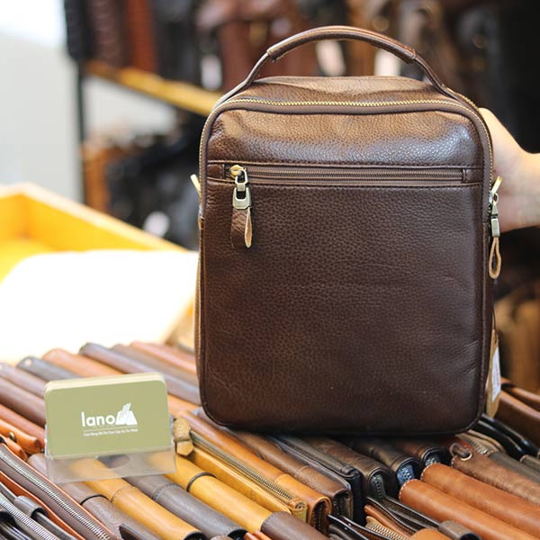 Túi đeo chéo nam có tay xách thời trang Lano cao cấp KT145 mặt sau