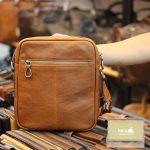 Túi da đeo chéo nam Lano KT152 mặt sau