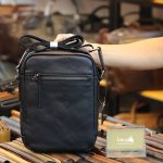 Túi da đeo chéo nam Lano KT153 mặt sau