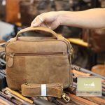 Túi da nam đeo chéo có quai xách thời trang tiện lợi KT150 mặt sau