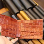 Ví làm từ da cá sấu