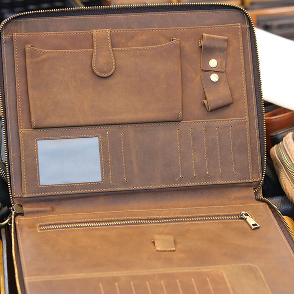 Túi da nam cầm tay đựng iPad 10.5 inch sang trọng gọn nhẹTúi da nam cầm tay đựng iPad 10.5 inch sang trọng gọn nhẹ