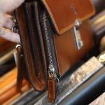 Túi cầm tay da bò khóa số thời trang nam tính CLT36