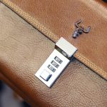 Túi cầm tay da bò khóa số thời trang nam tính CLT36