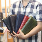 Ví cầm tay da cá sấu hàng xuất khẩu 1 khóa kèo lồi VCSCT09