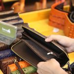 Ví cầm tay da cá sấu hàng xuất khẩu 1 khóa kèo lồi VCSCT09