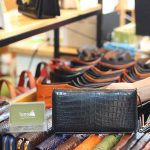 Ví cầm tay da cá sấu hàng xuất khẩu 1 khóa kèo lồi VCSCT09