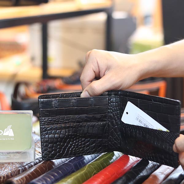 Ví nam da cá sấu loại ngang mẫu mới 2020 gai đuôi 2 mặt VCSNGD12