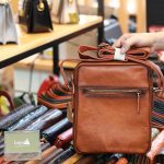 Túi da đeo chéo nam dạng hộp dày dặn tiện lợi KT186