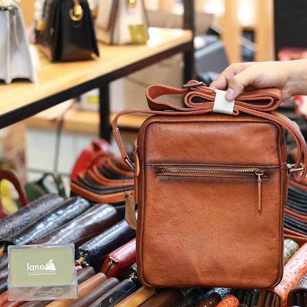 Túi da đeo chéo nam dạng hộp dày dặn tiện lợi KT186