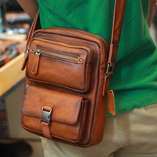 Túi da đeo chéo nam dạng hộp dày dặn tiện lợi KT186